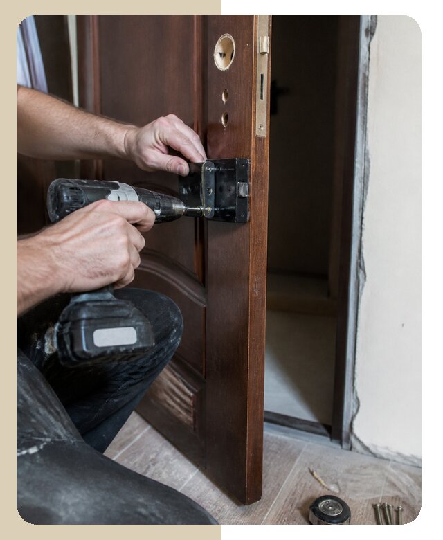 Профессиональный монтаж накладного замка на дверь в Камышине